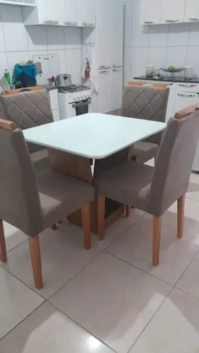 Vende-se Conjunto de mesa e sofa