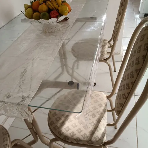 Vendo essa mesa com 4 cadeiras tampão de vidro Med 140 comprimenti. 80 largura 4 cadeiras