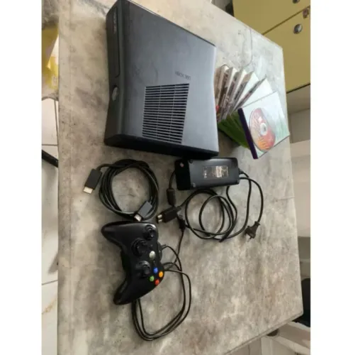 XBOX 360 slim funcionando com 7 jogos 1 controle e uma fonte