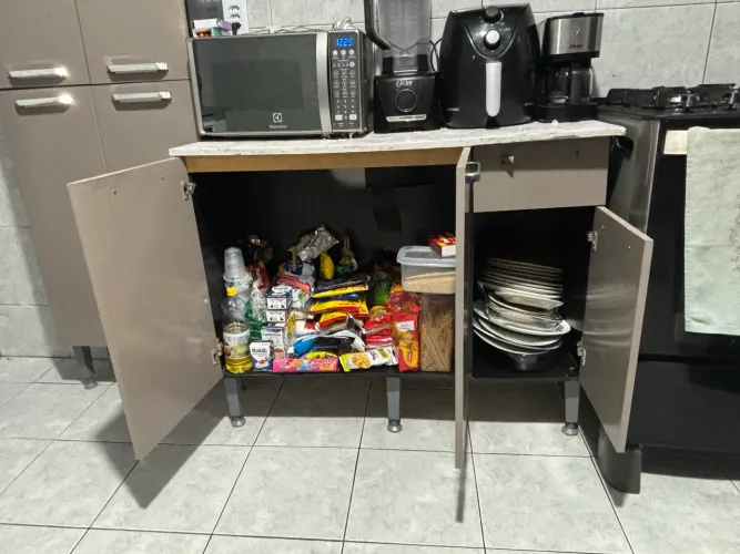 Armário de cozinha com paneleiro completo
