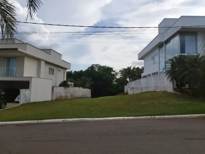 Lote no Condominio do Lago com fundo para a Mata, localização espetacular 560m²