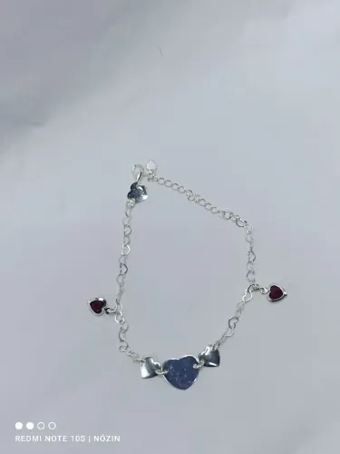 Pulseira banhada a prata com zirconia vermelha.