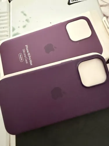 capa de silicone original da Apple para o iPhone 16 Pro Max na cor Ameixa (Plum).