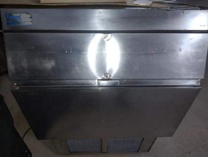 Máquina de gelo Everest 150 kilos 220 v revisada 