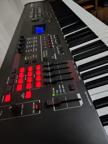 Yamaha S70XS - 76 Teclas Pesadas (Sons do Motif XF)