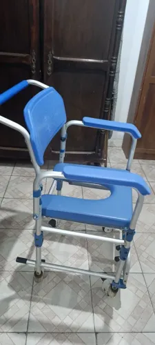 Vendo cadeira de banho , usada funcionando.