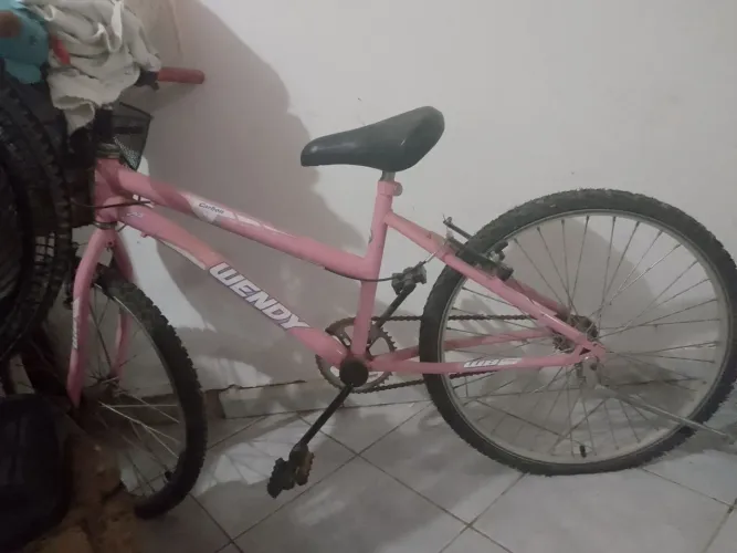 Bicicleta feminina Wendy aro 24 com cestinha