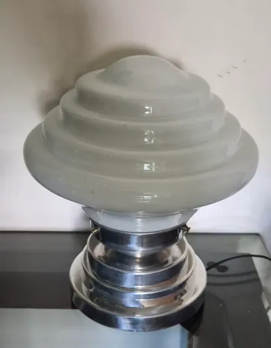 ART deco  Luminária de mesa base madeira com alumínio polido em degraus com cúpula opalina