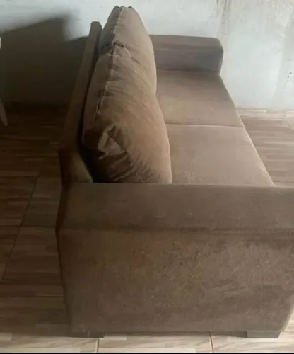Sofá três lugares cor marrom