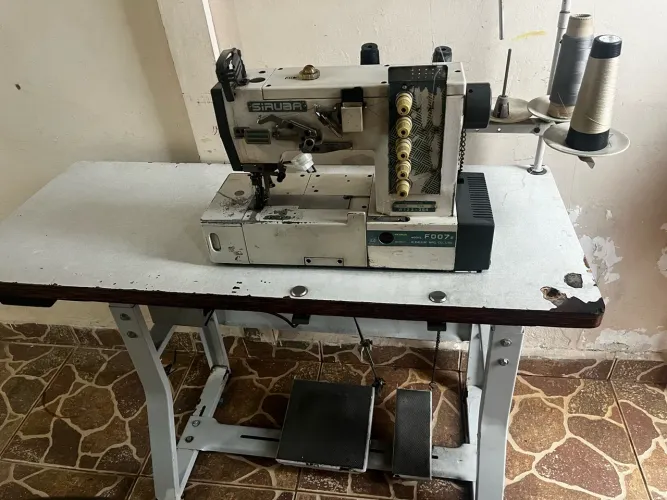 Máquina de costura galoneira