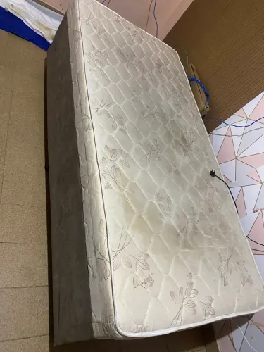 Cama de solteiro com conjugado marrom
