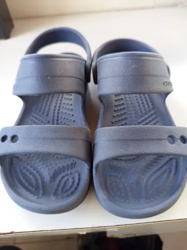 Crocs azul menino