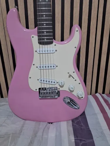 Vendo guitarra stratocaster squier by fender série bullet 