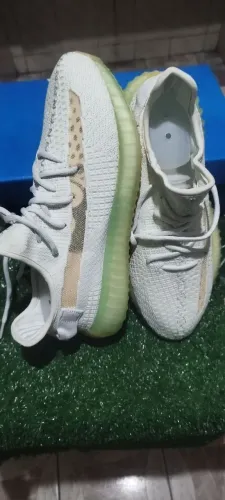 Tênis Adidas yeeezy Tam 42