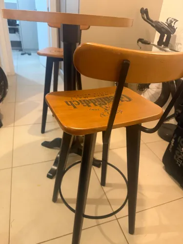 Bistrô e banquetas
