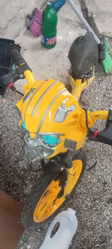 Bicicleta  do Bumblebee com pequena avarias 