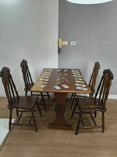 Jogo de mesa com 4 cadeiras de madeira