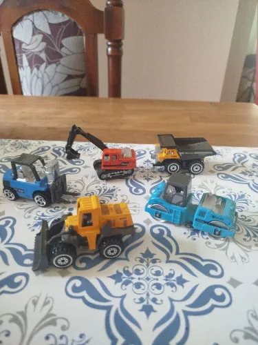 5 Carrinhos de metal