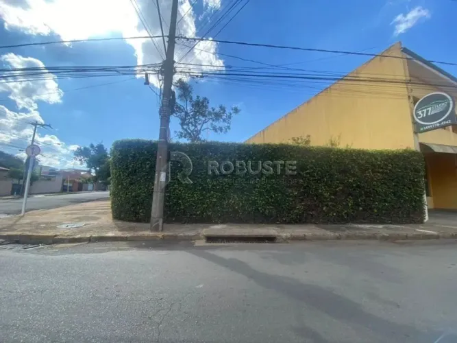 TERRENO DE ESQUINA MURADO COM 213,95 m² NA VILA ANTÁRTICA