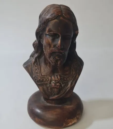 Antigo Busto do Sagrado Coração de Jesus - Possivelmente Antimônio (456g)Descrição: Escult