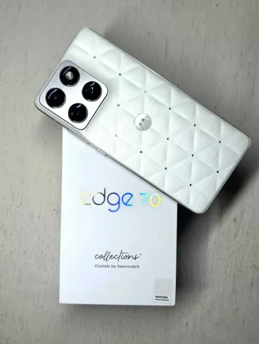 Novo e Lacrado]Celular Motorola Edge 70 5G, 512/24 GB, Cloud Dancer Crystals by Swarovski