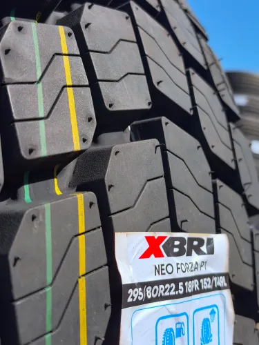 Pneu novo Xbri 295 e 275 Lisos e Borrachudos 295/80R22.5 a partir de