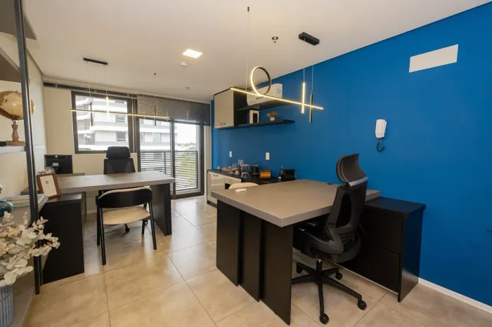 Sala comercial mobiliada no Parque Una, pronta para uso no Plex Hub, andar alto, com excel