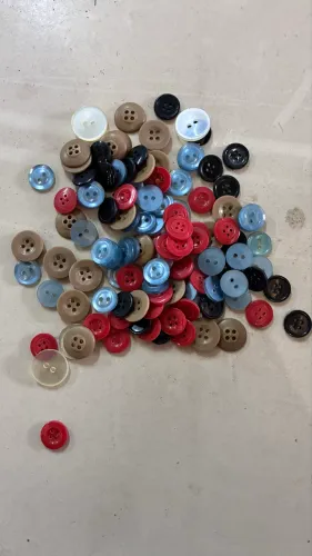 Lote de Botões para roupas e bolsas (25.000 un). Pacotes fechados. Várias cores/tamanhos.