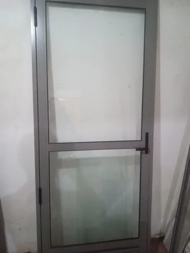 Vende porta de aluminio