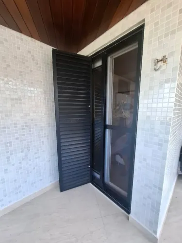 PORTA ALUMÍNIO COM VENEZIANA CAMARÃO EMBUTIDA USADA