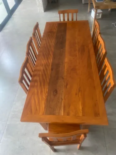 Vendo mesa de madeira 8 lugares, com 8 cadeiras inclusas.