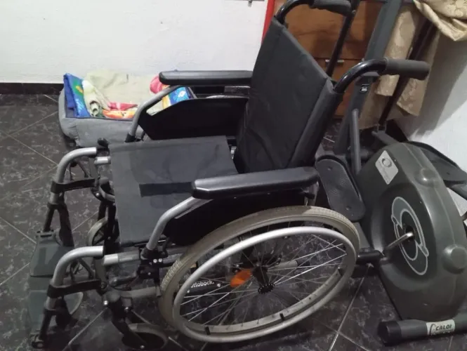 Cadeira de rodas ortobras dobrável sai os pés 