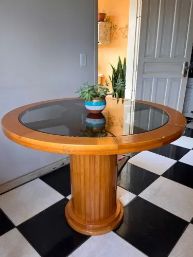Mesa de jantar redonda com tampo de vidro