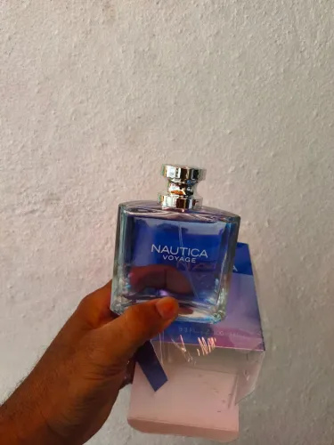 Perfume náutica Voyage 100ml rasgou celofane produto não e usado somente avariado 