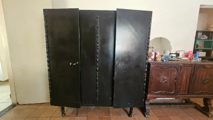Guarda roupa antigo 1,55m x 0,55m