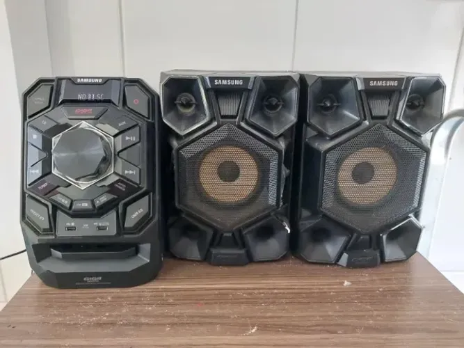 Aparelho de Som SANGUNG, toca CD, rádio AM / FM, entrada USB