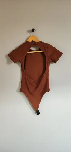 Body Feminino Marrom Canelado com Decote nas Costas