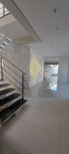 SOBRADO COM 3 SUÍTES E PISCINA PARA LOCAÇÃO NO CONDOMÍNIO GRANJA OLGA 1 POR R$14.000,00