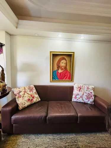 Sofa de 3 lugares em couro marrom.