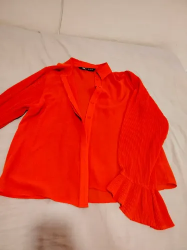 Blusa em organza, com mangas drapeadas