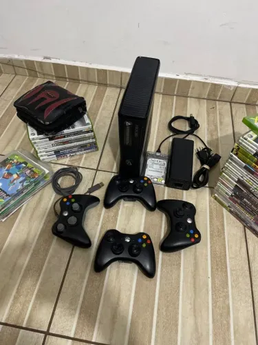 Xbox 360. Excelente estado. Vem todo que tá na foto com aurora e freestyle