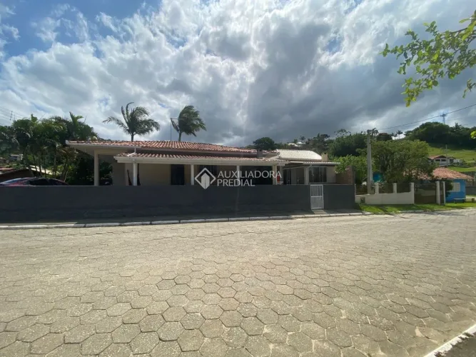 Casa à venda na Praia da Gamboa - Garopaba/SC | A poucos metros do mar