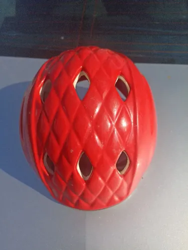 Capacete infantil de ciclismo da marca OGK Kabuto usado/conservado