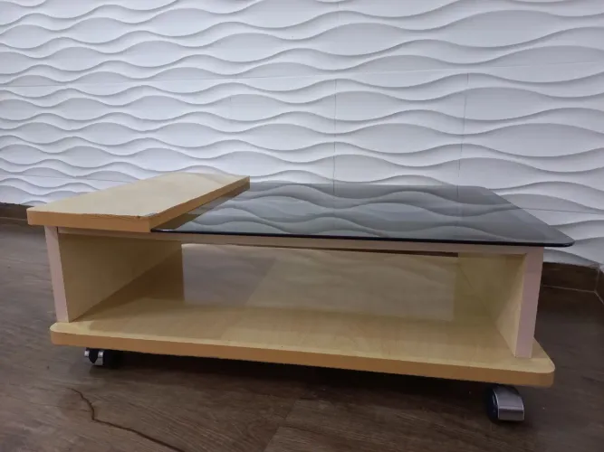 Mesa de centro cor maple. Tampo de vidro.