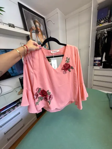Blusa maravilhosa com renda de flores e manga boca de sino