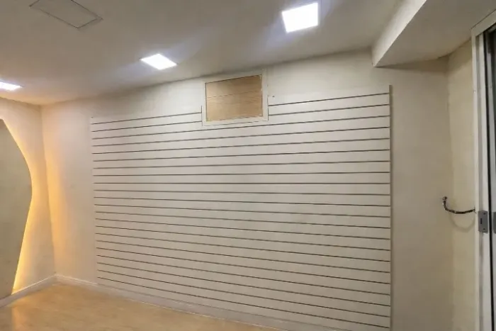 Painel canaletado para loja 