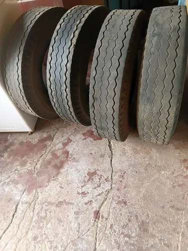 Vendo 4 pneus 7.50 r16 para f4000 R$:250,00 cada um