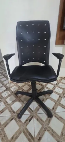 Cadeira giratória com braços