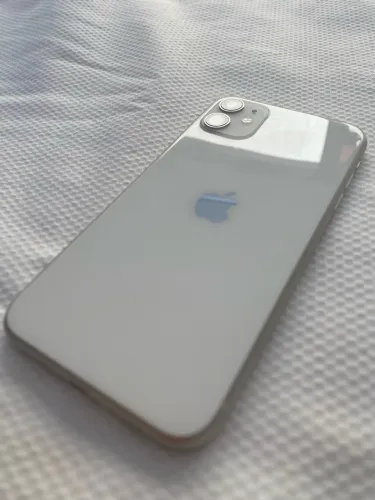 Vendo celular iPhone 11 64gb bom estado nunca foi trocada a tela só tem marcas de uso