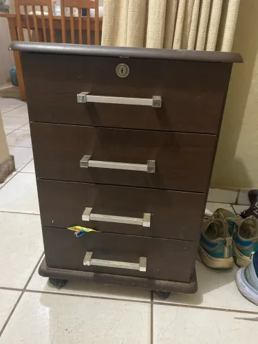 Criado mudo de madeira